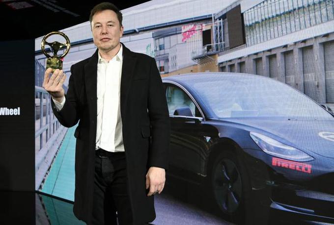 Elon Musk je prevzel nagrado zlati volan za teslo model 3. | Foto: Alex Springer