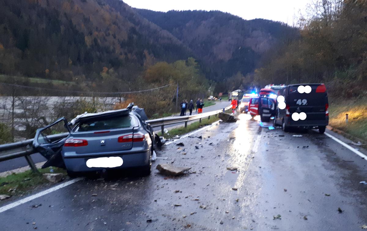 Nesreča v Breznu | Zaradi zdrsa skale na osebno vozilo sta v torek v Breznu umrla 80-letnik in 76-letnica. | Foto STA
