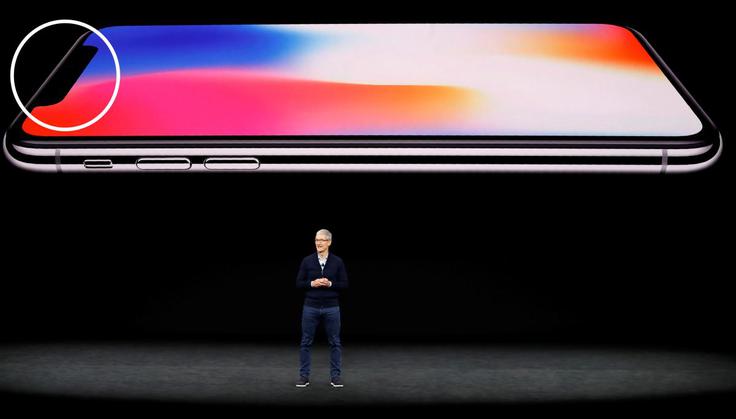 Oviro pri vdelavi senzorjev in sprednjega fotoaparata na pročelje pametnega telefona, ki ima sicer zelo tanke robove, sta Samsung in LG, na primer, obšla z malce debelejšim zgornjim in spodnjim robom. Takšna rešitev videz njunih telefonov kazi manj kot Applova (obkroženo z belo).  | Foto: Reuters