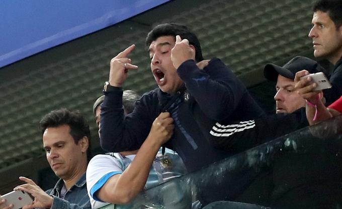 Diego Maradona je v torek uprizoril nov šov, po katerem je mnoge pošteno zaskrbelo za njegovo zdravje. Ponoči se je oglasil in pomiril javnost, češ da je šlo za bolečine v vratu. | Foto: Reuters