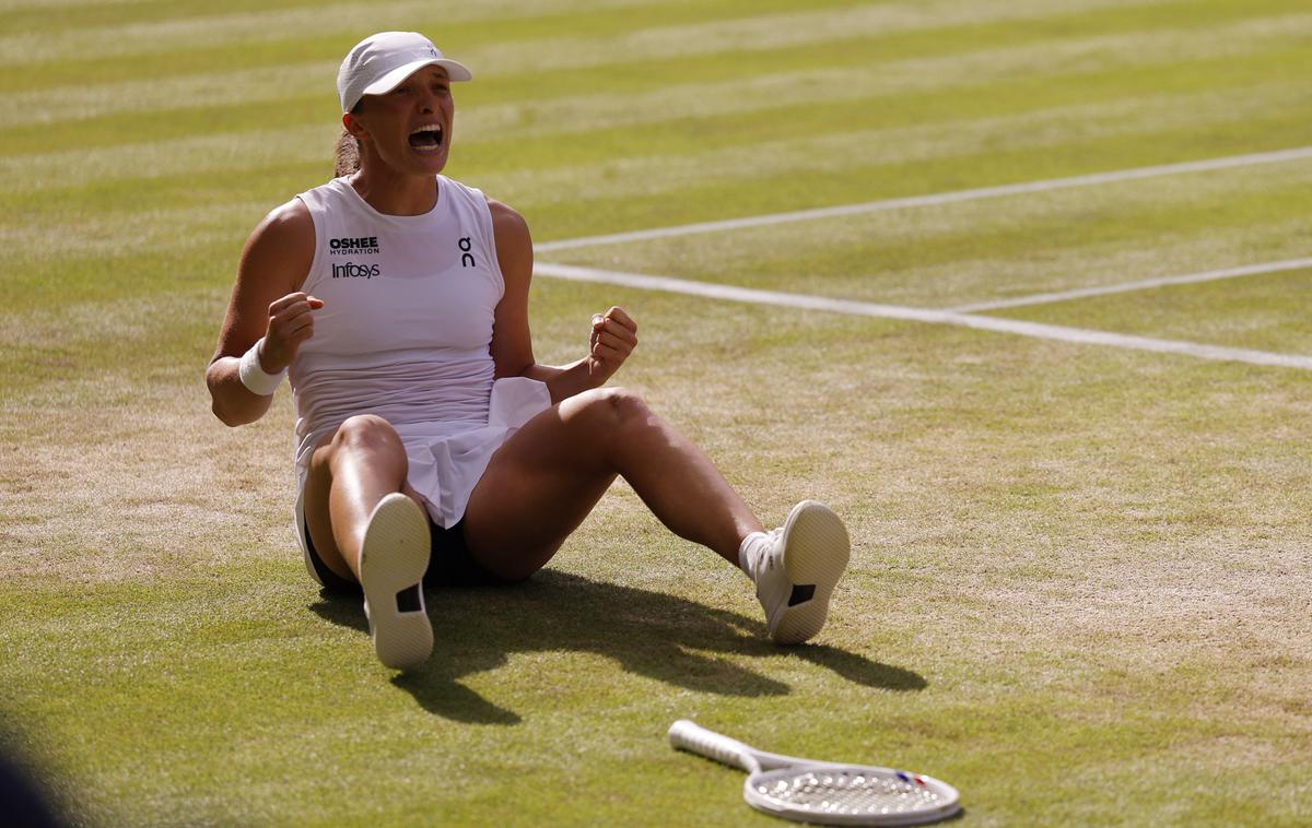 Iga Swiatek | Poljakinja Iga Swiatek se je v finalu Wimbledona znesla nad Američanko Amando Anisimovo. | Foto Reuters
