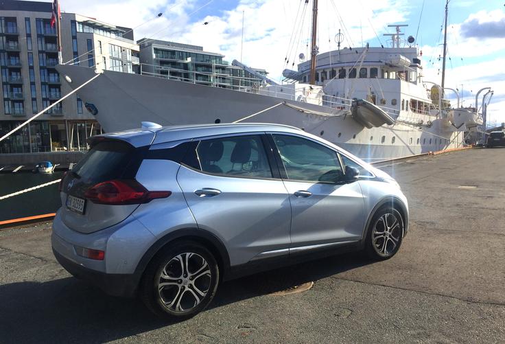 General Motors oziroma Opel imata odličen električni avto, ki zlahka preseže doseg 300 kilometrov in je tudi prostorsko zelo uporaben.  | Foto: Gregor Pavšič