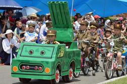 Mali severnokorejski vojaki pripravljeni na boj s sovražnikom