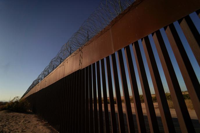 Zid, Mehiški zid, meja ZDA-Mehika, begunci, migranti | Posebni agent z ameriškega ministrstva za domovinsko varnost Steven Schrank je po raciji dejal, da so bili tisti, ki so jih pridržali, nezakonito v ZDA in da so nezakonito delali. Povedal je tudi, da so jih predali zvezni službi Ice za morebitno deportacijo. | Foto Guliverimage