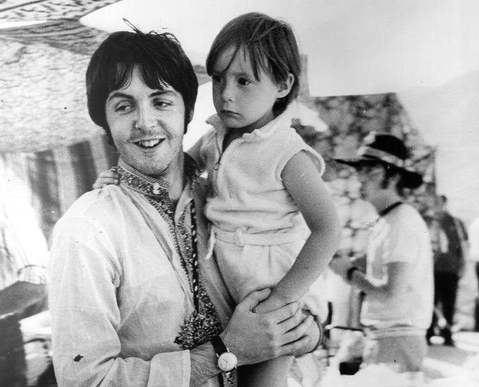 McCartney z Julianom julija 1967, v ozadju stoji John Lennon. | Foto: Getty Images