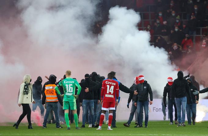 Dvoboj med Standardom in Charleroijem (0:3) se po vdoru navijačev na igrišče v 88. minuti ni več nadaljeval. | Foto: Guliverimage/Vladimir Fedorenko