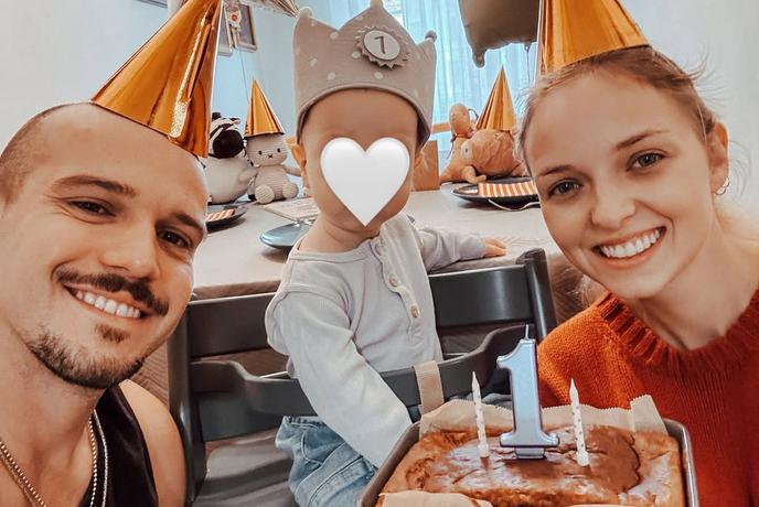 Glasbenik Tim Kores z ženo prenovil propadajočo počitniško hišo na Pohorju