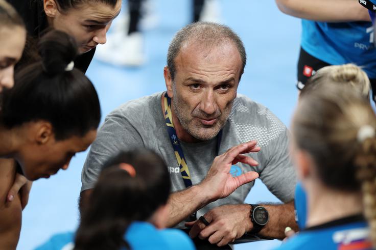 "Verjamem, da bomo dosegli dve zmagi in se s tem približali uvrstitvi na Euro, kar je naš osnovni cilj," je med drugim dejal Adžić. | Foto: www.alesfevzer.com
