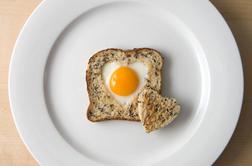Recept za zaljubljene: Valentinova jajčka v opečenem kruhu