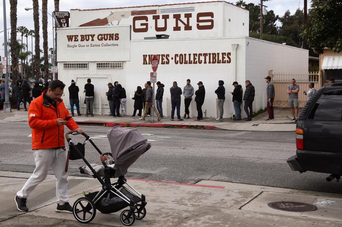 Prodajalna orožja v kalifornijskem mestu Culver City | Čakajoči kupci pred trgovino z orožjem v kalifornijskem mestu Culver City. | Foto Reuters
