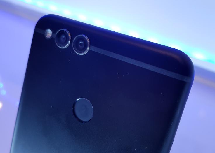 Honor 7X je zelo dober prvi vtis naredil tudi s kakovostjo izdelave, saj nikakor ne daje občutka, da za njegovo ceno ne bi mogli kupiti niti četrtine iPhona X, in vsesplošno odzivnostjo ter pregovorno hitrim čitalnikom prstnih odtisov.  | Foto: Matic Tomšič