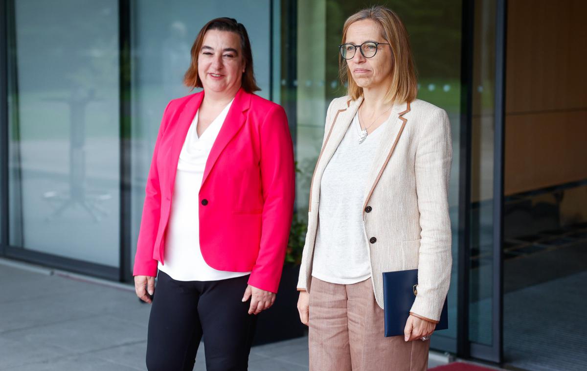 Jasna Humar, Valentina Prevolnik Rupel | V. d. generalne direktorice direktorata za zdravstveno varstvo Jasna Humar (na levi) je prepričana, da bo novela zakona o zdravstveni dejavnosti vzpostavila red ter jasne razmejitve in pravila ter da bodo na koncu z doseženim zadovoljni tudi zdravniki. | Foto STA