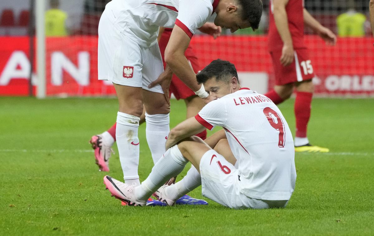 Poljska Turčija Robert Lewandowski | Robert Lewandowski je po pol ur igre zaradi poškodb in bolečin moral zapustiti zelenico. | Foto Guliverimage