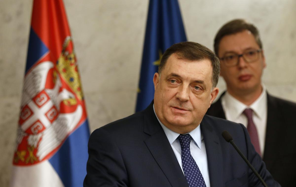 Milorad Dodik Aleksandar Vučić | Predsednik entitete Republike Srbske Milorad Dodik je obtožen, ker je 7. julija 2023 podpisal dva zakona, ki sta določala, da v Republiki Srbski ne izvajajo odločitev Schmidta in ustavnega sodišča BiH. Direktor uradnega lista Republike Srbske Miloš Lukić pa, ker je dan kasneje zakona objavil v uradnem listu entitete. Schmidt je nato oba zakona razveljavil in uvedel spremembe kazenskega zakonika, po katerih so kršitve ustavne ureditve države opredeljene kot kazniva dejanja. | Foto Guliverimage