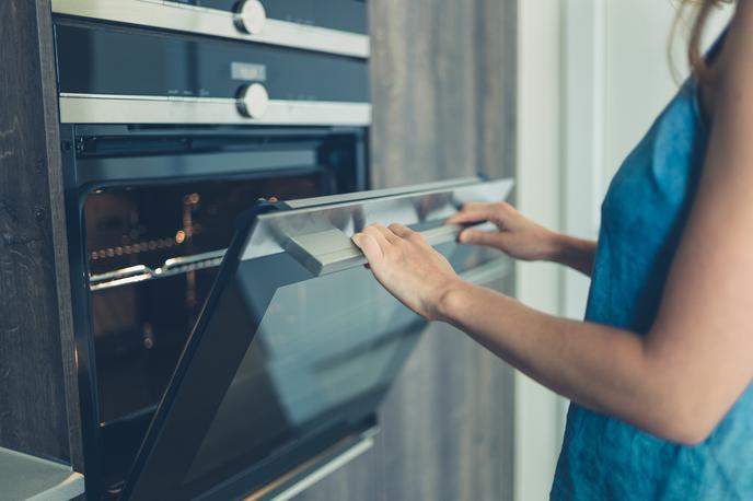 pečica, peka, kuhinja | Vrhovno sodišče je z odrekanjem dediščine partnerici pokojnika sprejelo odločitev, ki je očiten primer spolnih in razrednih stereotipov, meni odvetnica oškodovanke. | Foto Shutterstock