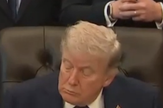 79-letni Trump zaspal sredi sestanka #video