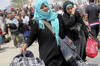 Islamska država naj bi v sirskem mestu Palmira pobila na stotine civilistov