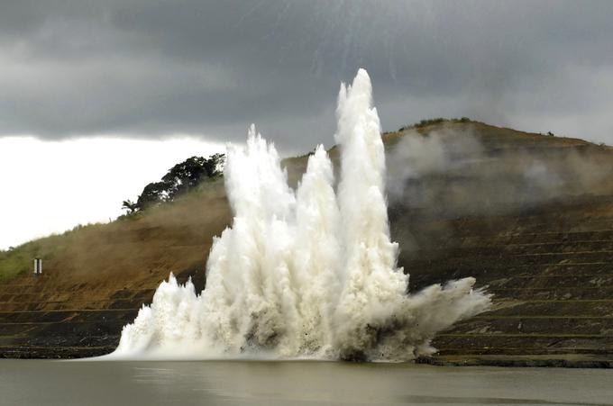 Eksplozija ob vznožju hriba Paraiso je septembra 2007 pomenila začetek del. | Foto: Reuters