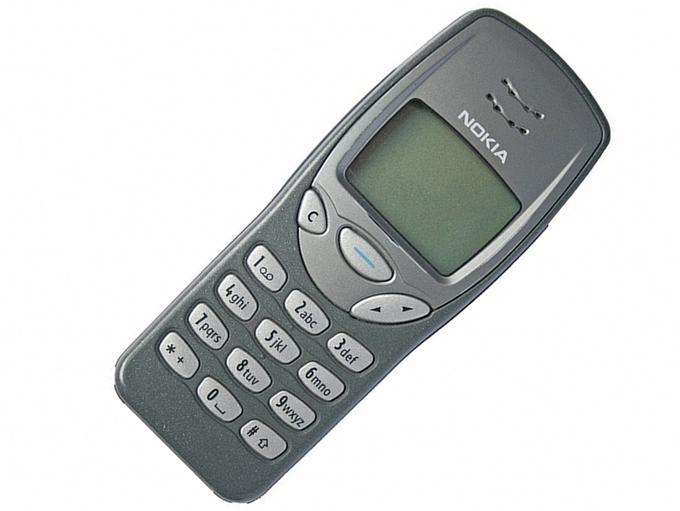 Še ena Nokijina legenda. 3210 je bil eden prvih mobilnih telefonov z notranjo anteno, med prvimi je omogočal pošiljanje preprostih sličic, na njem smo igrali kultno igro Kača.  | Foto: 