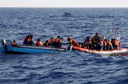V nesreči čolna z migranti v Egejskem morju utonilo sedem otrok