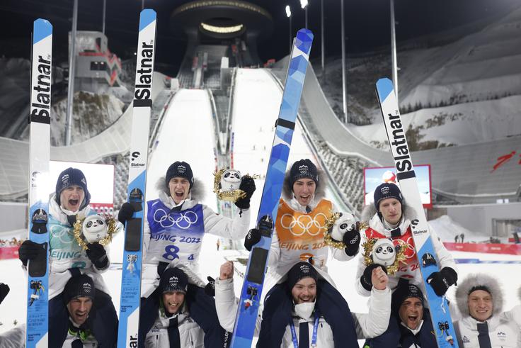 Veselje slovenskih skakalcev in ekipe ob osvojenem srebru na ZOI v Pekingu | Foto: Anže Malovrh/STA