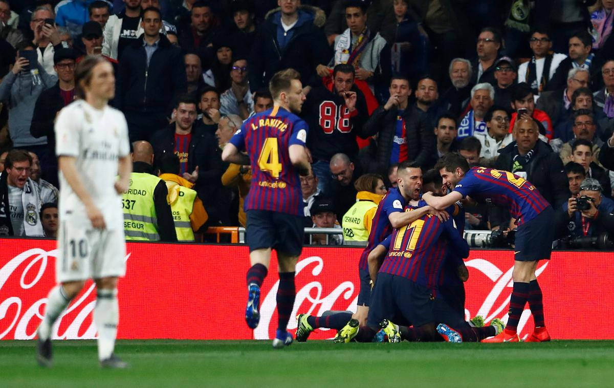 Real Madrid, Barcelona | Veliko veselje nogometašev Barcelone na štadionu Santiago Bernabeu v Madridu. | Foto Reuters