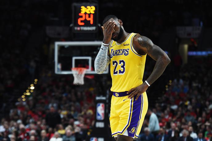 LeBron James | LeBron James je v svojem prvem uradnem nastopu v dresu Jezernikov zbral 26 točk in 12 skokov. Lakersi so proti ekipi Portlanda izgubili s 119:128. | Foto Getty Images