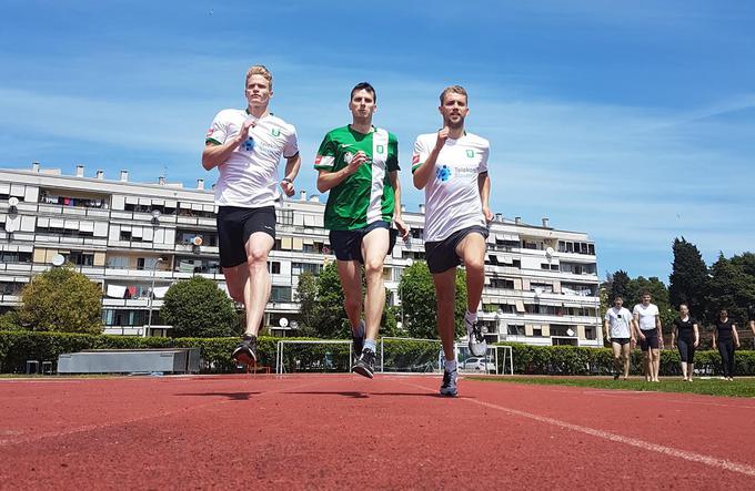 Žan Rudolf (na fotografiji desno) tekme Olimpije obiskuje skupaj z atletoma Luko Janežičem (levo) in Žanom Kozanom (sredina). Trojka je med treningom v Medulinu v dresih nogometašev Olimpije. | Foto: Facebook