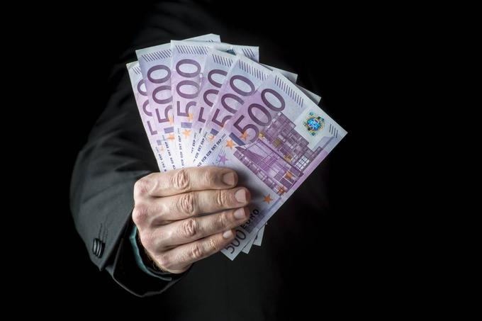 Na koncu je 60.000 evrov na Hrvaško prenesel oče Jakova Faka, Marijan Fak 19. novembra 2010. | Foto: Thinkstock