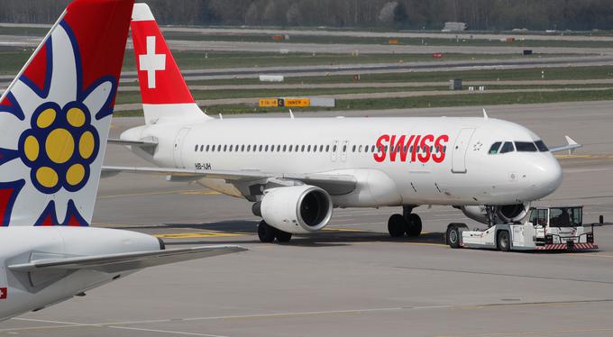 Tako kot številni drugi letalski prevozniki je bil tudi švicarski letalski prevoznik Swiss zaradi pandemije prisiljen prizemljiti številna svoja letala in osebje, a so Švicarji med čakanjem na delo svoje kabinsko osebje preusmerili v družbenokoristno delo. | Foto: Reuters