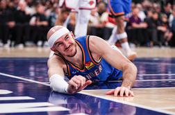 Bizaren prizor v ligi NBA. Tekmeca blokiral s košarkarskim copatom v roki! #video