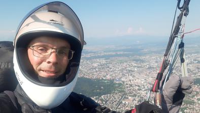Župnik z jadralnim padalom pristal na Blejskem otoku #video
