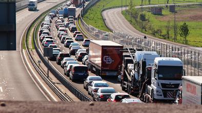 Na slovenskih cestah tudi danes manjši zastoji