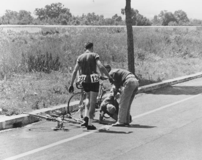 Danski kolesar Knud Enemark Jensen je na OI leta 1960 padel, ker je bil pod vplivom amfetamina in je med vožnjo izgubil zavest. Nato je tragično preminil. | Foto: 
