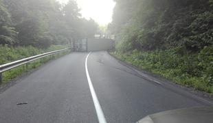 Prevrnjen tovornjak zaprl cesto med Ptujem in Zavrčem #foto
