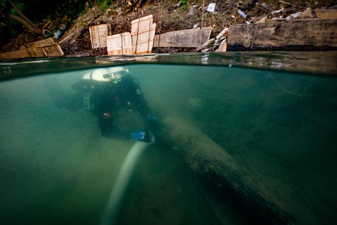 "Deblak je izjemen. Med zadnjimi raziskavami se je namreč pokazalo, da gre za rekordni deblak, odkrit v Sloveniji, spogleduje se tudi z evropskim rekordom," je pomen najdbe osvetlil arheolog Draksler. Iz Ljubljanice dvignjen leseni čoln meri 15 metrov, evropski rekord pa je 16 metrov. | Foto: 