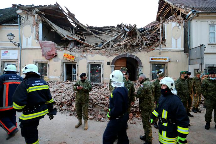 Petrinja potres | Območje hrvaške Petrinje je od ponedeljka streslo že okoli 400 potresov. Najhujši je bil potres v torek ob 12.19, ki je dosegel magnitudo 6,2. Tla se po podatkih Evropsko-sredozemskega seizmološkega centra (EMSC) tresejo tudi danes, najmočnejši sunek je okoli ene ure zjutraj dosegel magnitudo 2,9, še več pa jih je preseglo magnitudo 2,0. | Foto Reuters