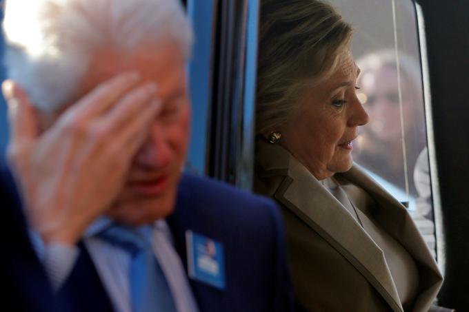 Zaradi tega dogodka je Clintonovo (na fotografiji v družbi moža Billa) marsikdo, med drugim tudi njen protikandidat Donald Trump, pred volitvami obtožil, da ji kot kandidatki za predsednico ZDA ni mar za morebitno ogrožanje državne varnosti, do česar bi lahko prišlo z uhajanjem posebej zaupnih informacij.  | Foto: Reuters