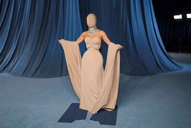 Nosila je tudi razkošno ogrlico. | Foto: Reuters