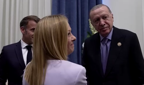 Erdogan predlagal Meloni, naj neha kaditi. Macron: To je nemogoče. #video