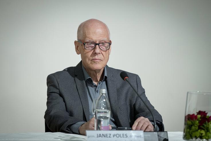 Prim. Janez Poles: "Z bolnikom se moramo skupaj z roko v roki tega lotiti kot partnerji in zlasti tistim, ki hujšega dogodka še niso doživeli, pojasniti, kakšne so nevarnosti. Ob tem moramo poskrbeti za kakovost življenja in jo čim dlje ohraniti, hkrati pa spodbuditi zasuk k bolj zdravemu načinu življenja. Informacije o tem morajo biti všečne in prijazne in jim zlesti pod kožo. Začeti je treba že v vrtcih in šolah, zavedati se moramo, da to delamo tako zase kot za družbo." | Foto: Ana Kovač