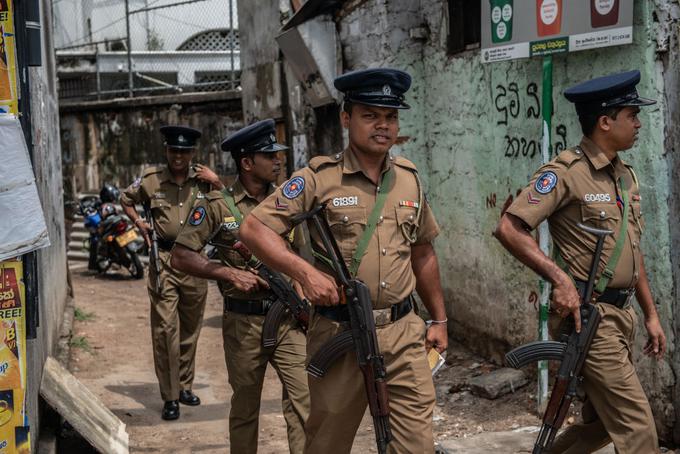 Šrilanške ulice so po napadih zasedli vojaki. Oblasti namreč verjamejo, da obstaja možnost novih napadov islamskih skrajnežev. | Foto: Getty Images
