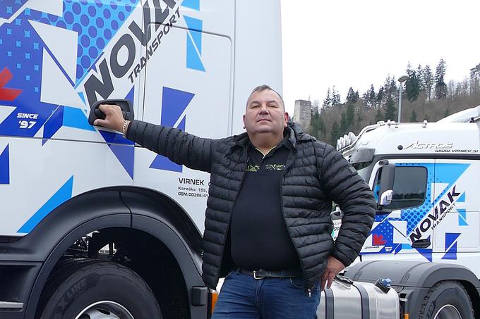 Lastnik podjetja Rudolf Novak je z zanimanjem poslušal mnenje voznika Ismeta in bil s slišanim zadovoljen. | Foto: Autocomerce