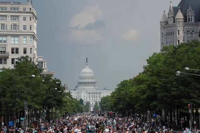 V Washingtonu se je po nekaterih ocenah zbralo od več sto tisoč pa do milijona protestnikov. | Foto: Reuters