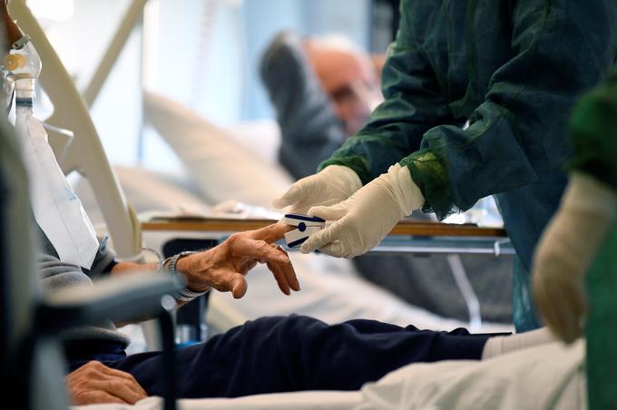 V Sloveniji je bilo včeraj potrjenih 43 novih primerov okužbe, kar pomeni, da se je število ljudi s potrjeno okužbo povzpelo na 977. | Foto: Reuters