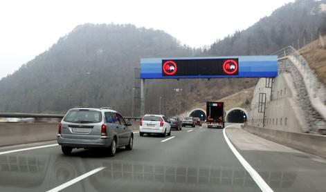 V predoru Trojane nalet več vozil