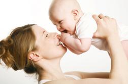 Z odzivanjem na dojenčkovo brbljanje boste pospešili njegov govorni razvoj