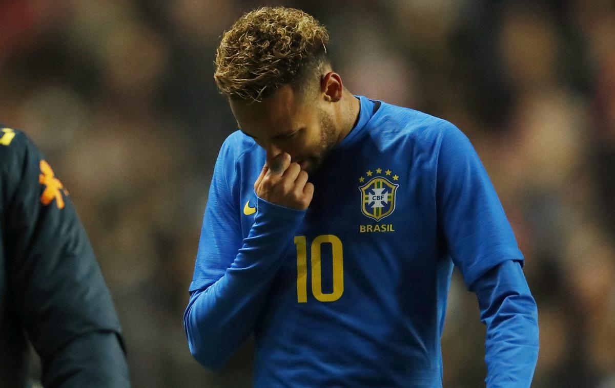 Neymar | Neymar je moral na prijateljski tekmi v Londonu z igrišča že po osmih minutah. | Foto Reuters