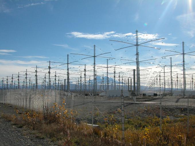HAARP je ameriški sistem za raziskave ionosfere, višjega sloja Zemljine atmosfere. Je pa tudi pogosta tarča teoretikov zarot, ki verjamejo, da Američani z njim nadzorujejo in spreminjajo vreme ter povzročajo potrese. | Foto: Thomas Hilmes/Wikimedia Commons