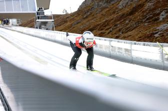 Nika Prevc po napaki zapravila zmago, imeniten ekipni uspeh Slovenk!